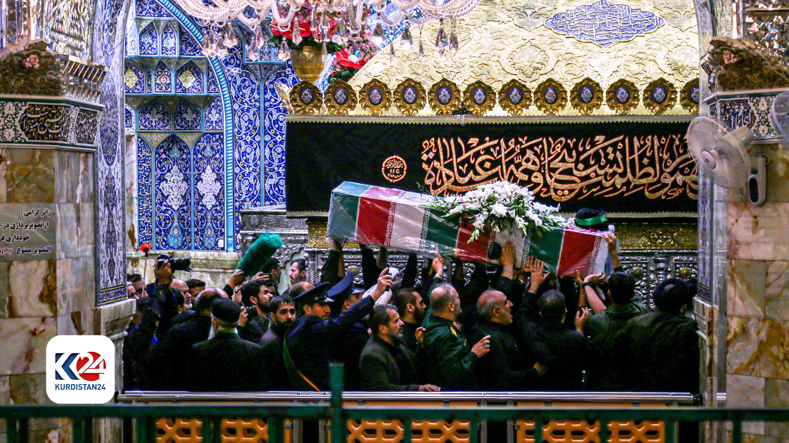 عزاداران در مراسم تشییع جنازه ابراهیم رئیسی، رئیس جمهور ایران در حرم معصومه در قم.  ٢١ مه ٢٠٢٤ - عکس: ای اف پی