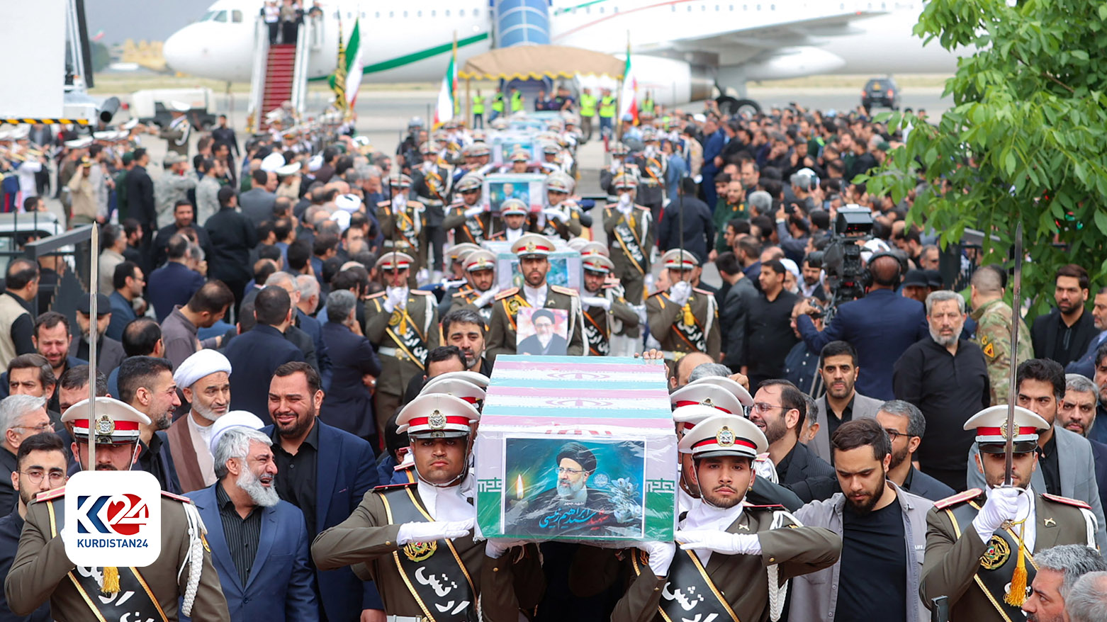  گارد تشریفات تابوت جانباختگان را حمل می‌کنند. فرودگاه مهرآباد تهران ٢١ مه ٢٠٢٤ - عکس: ای اف پی