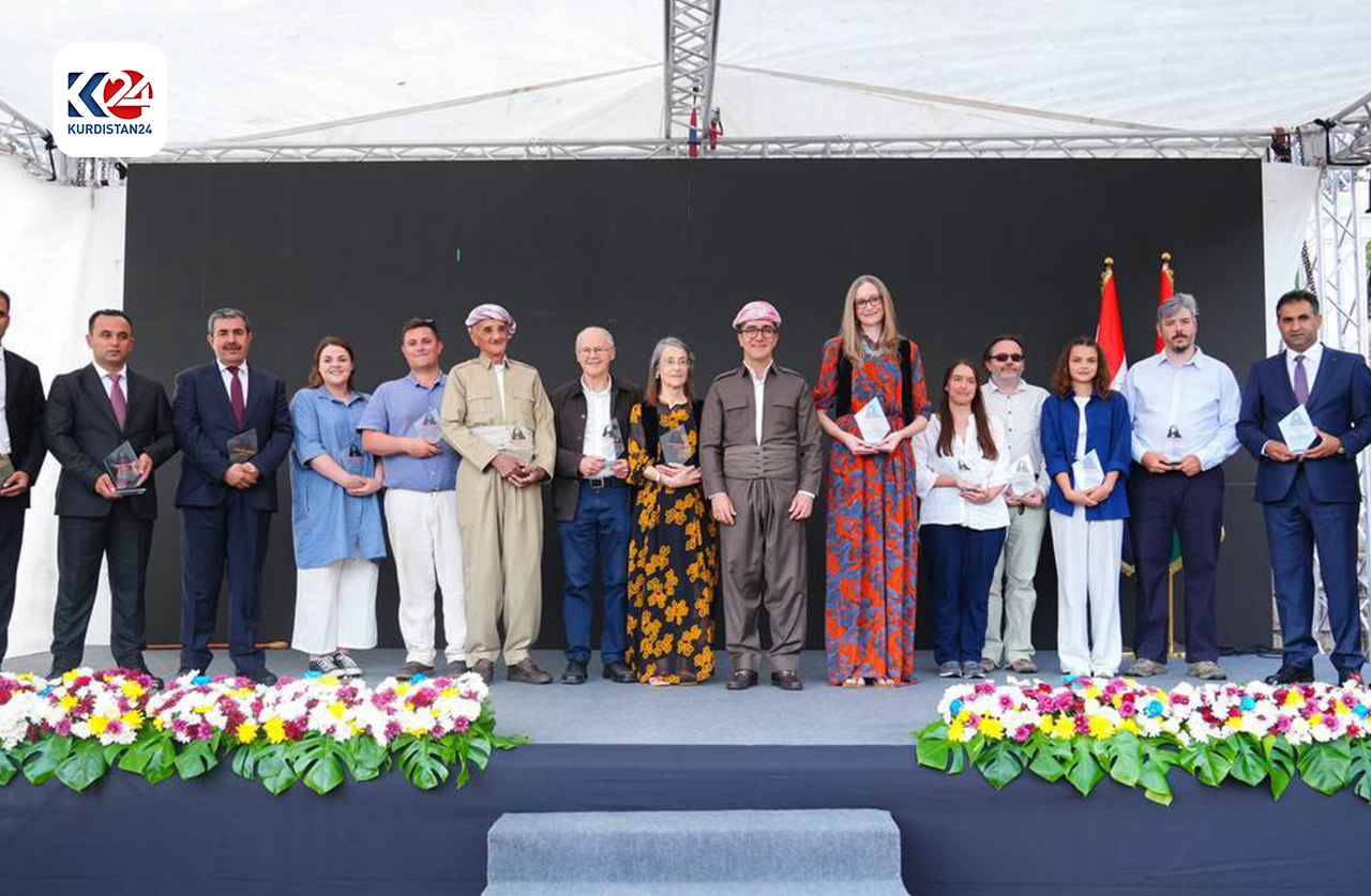 Prof. Graeme Barker, Dr Emma Pomeroy and their team holding Shanidar awards rewarded by the Kuridsh Officials  (Photo: Kuridtsan 24) 