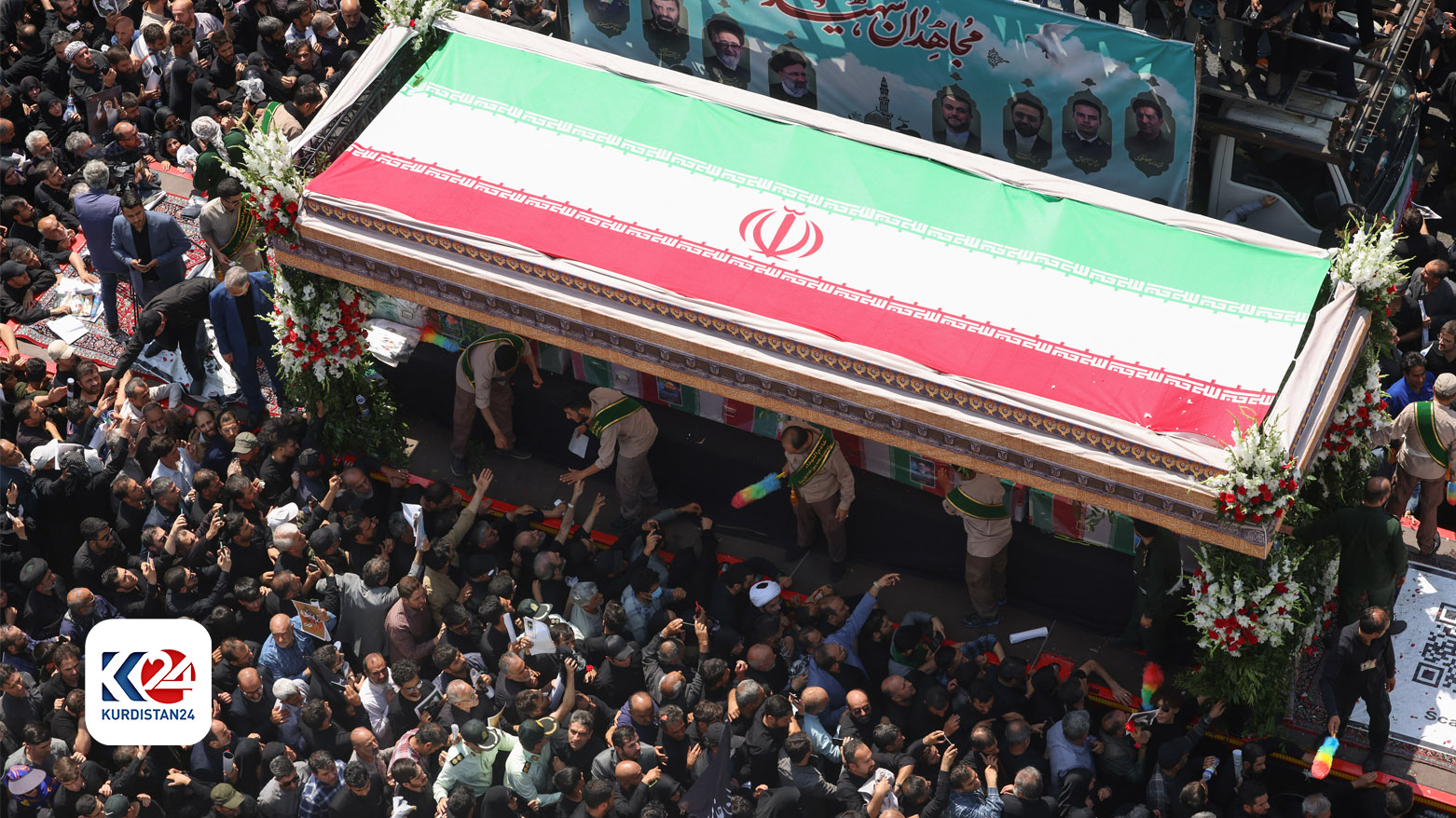 عزاداران در مراسم تشییع جنازه ابراهیم رئیسی، رئیس جمهور فقید ایران، تهران ٢٢ مه ٢٠٢٤ – عکس: ای اف پی