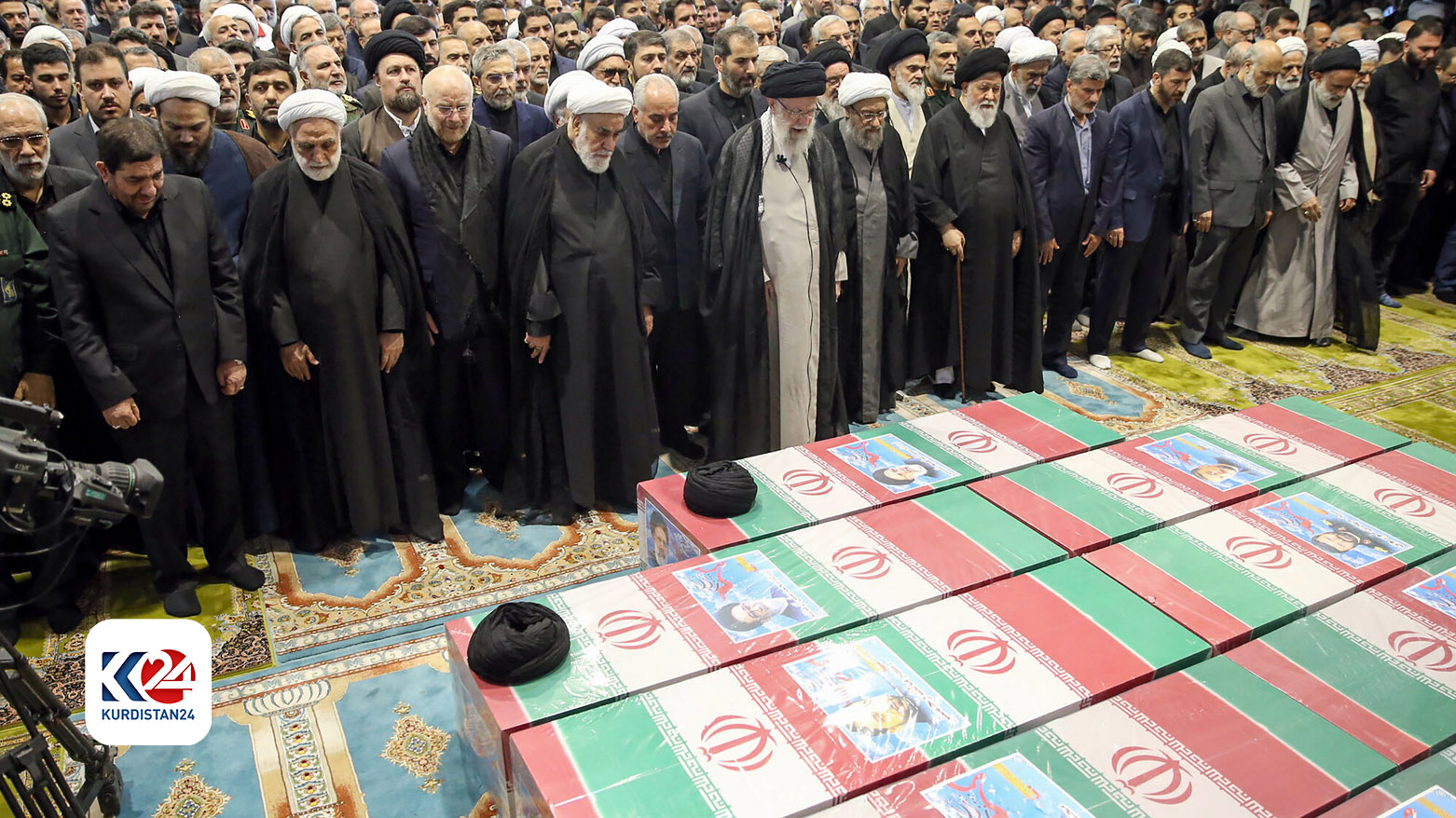 رهبر ایران نماز میت را برای رئیس‌جمهور فقید اقامه کرد و در مقابل تابوت‌های هشت کشته سقوط بالگرد زانو زد - عكس: ای اف پی