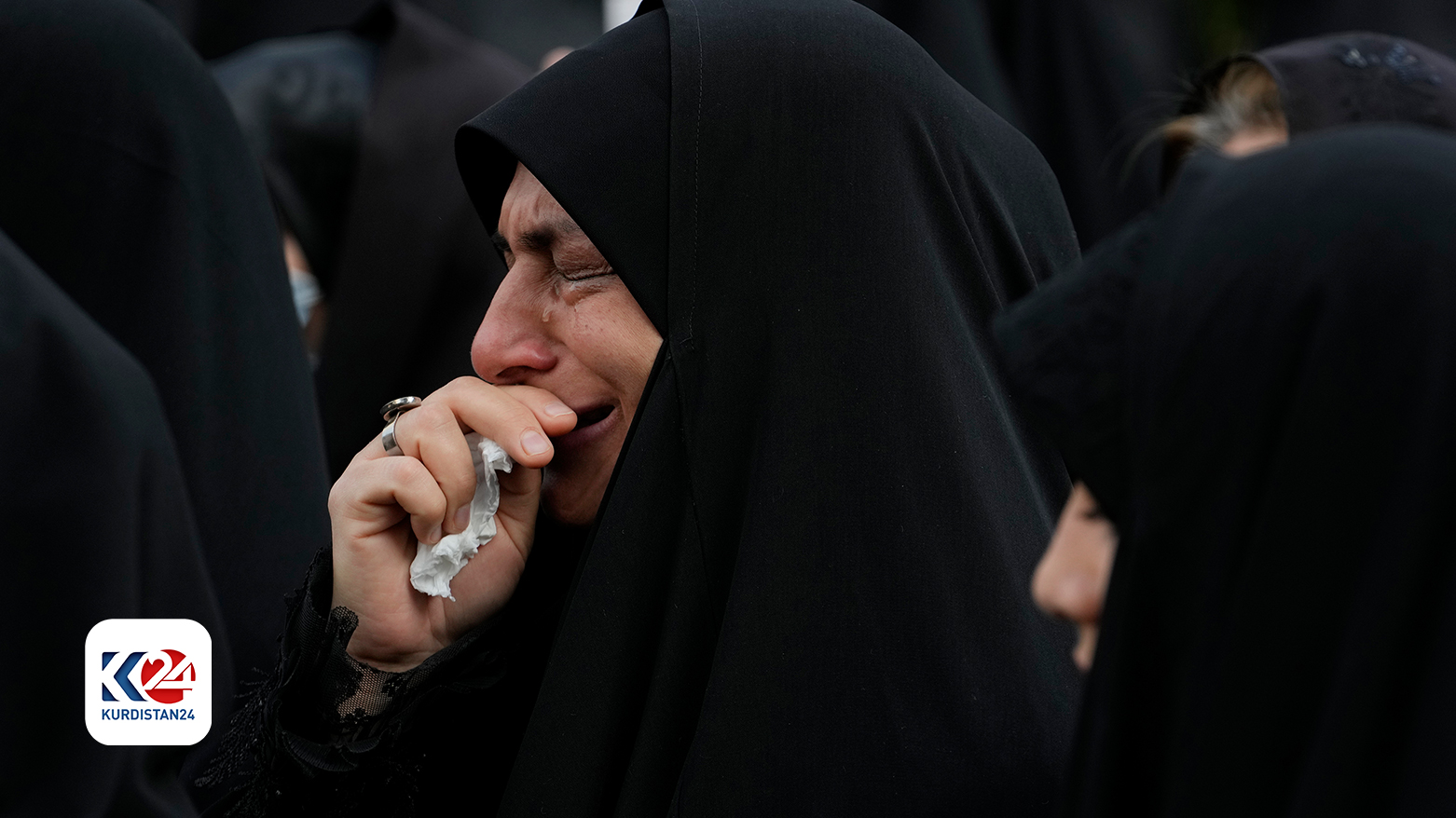 گریه یک زن در مراسم عزاداری ابراهیم رئیسی، رئیس جمهور ایران در میدان ولی عصر در مرکز شهر تهران. دوشنبه ٢٠ مه ٢٠٢٤