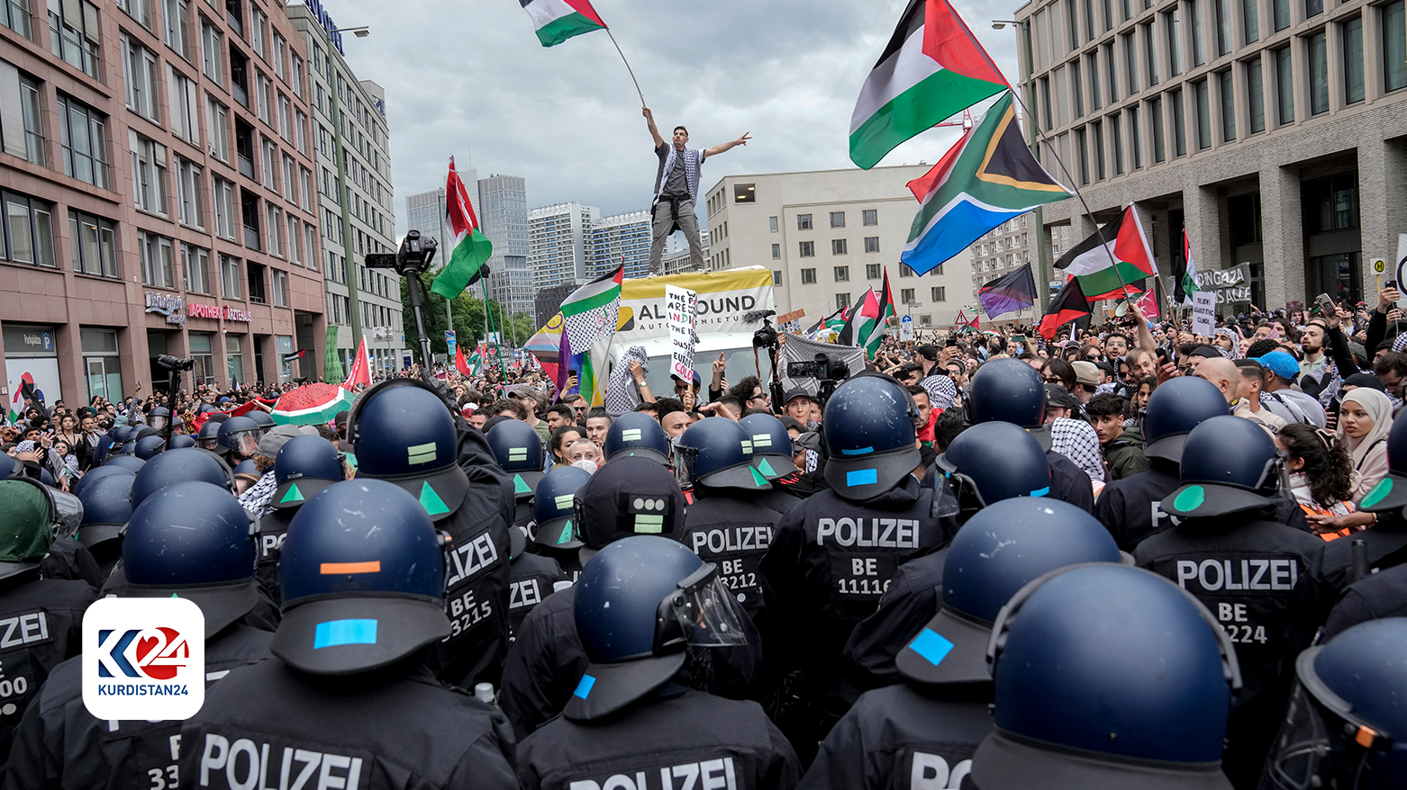 تلاش افسران پلیس برای جلوگیری از شرکت کنندگان در راهپیمایی حمایت از فلسطین در برلین. شنبه ١٨ مه ٢٠٢٤. 