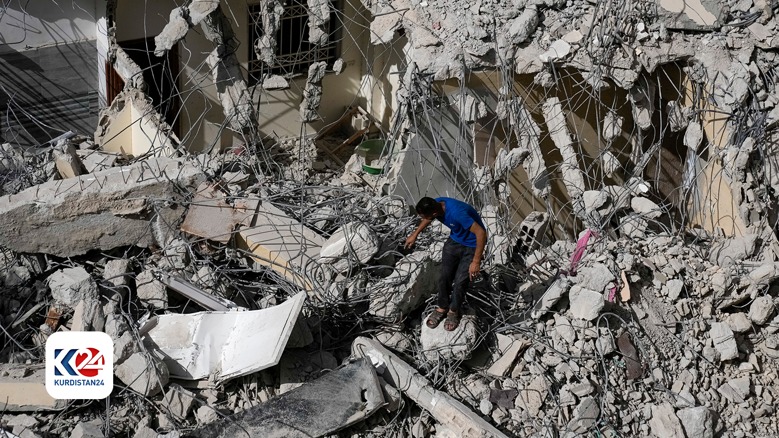 یک مرد فلسطینی پس از حمله نیروهای اسرائیلی به شهر جنین در کرانه باختری، آسیب وارد شده به یک ساختمان را بررسی می کند.پنجشنبه ٢٣ مه ٢٠٢٤.
