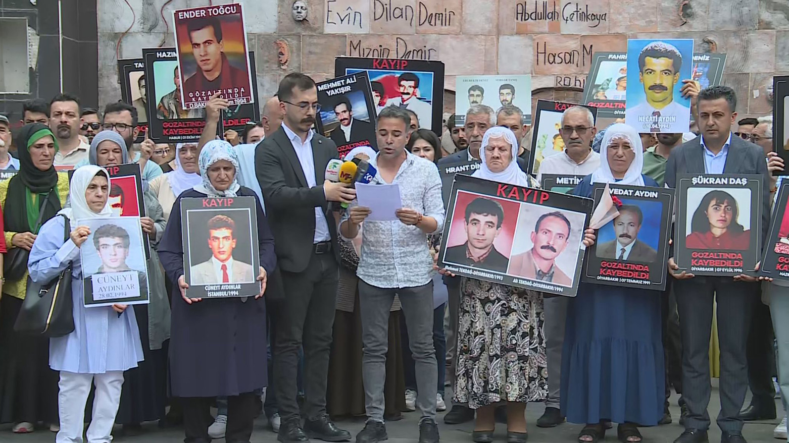Dayikên Şemiyê hezar hefte ne daxwaza aşkerekirina çarenivîsa zarokên xwe dikin