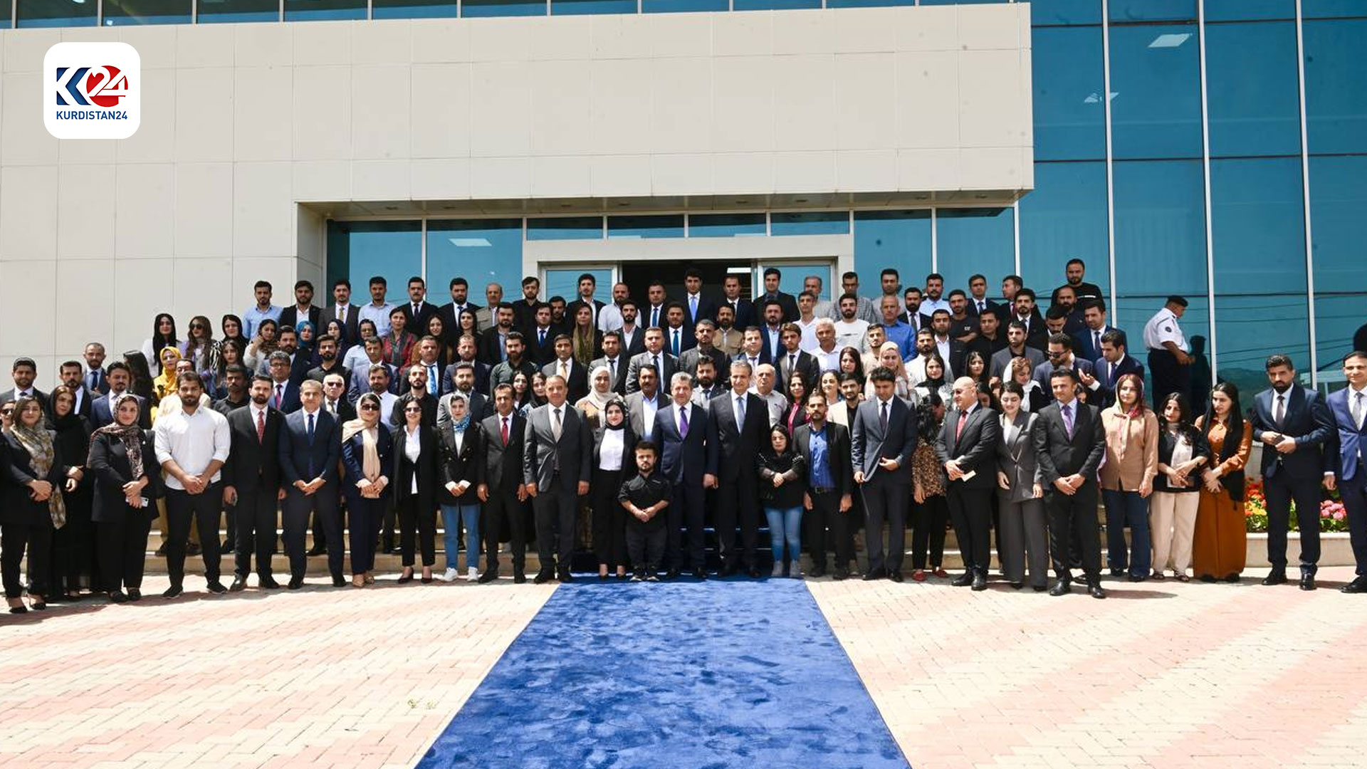 وێنەی بە کۆمەڵی سەرۆکوەزیرانی هەرێمی کوردستان لەگەڵ بەرپرسە ئیدارییەکانی سۆران (وێنە: فەرهاد ئەحمەد)