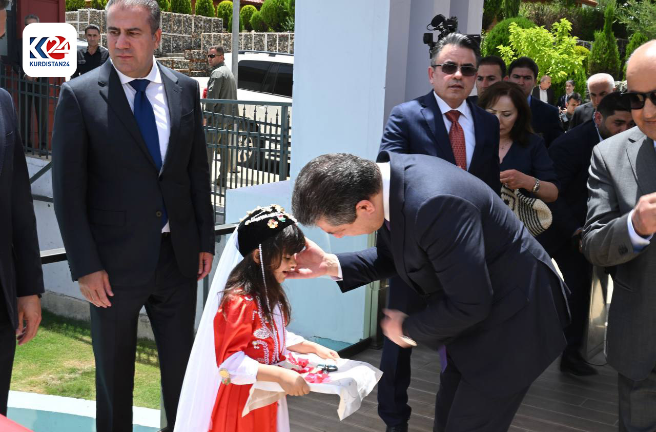 پێشوازیی منداڵێک لە سەرۆکوەزیران لە کاتی کردنەوەی پرۆژەی 