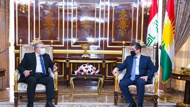 Kurdistan region’s Prime Minister, Masrour Barzani (Right) along with Yassin al-Maamouri, head of the Iraqi Red Crescent Society, Nov. 1, 2021. (Photo: KRG)