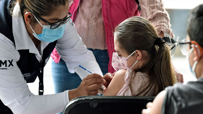 A minor is inoculated with the first dose of the Pfizer-BioNtech vaccine at the Vasconcellos Library in Mexico City, USA. Oct. 25, 2021. (Photo: AFP)