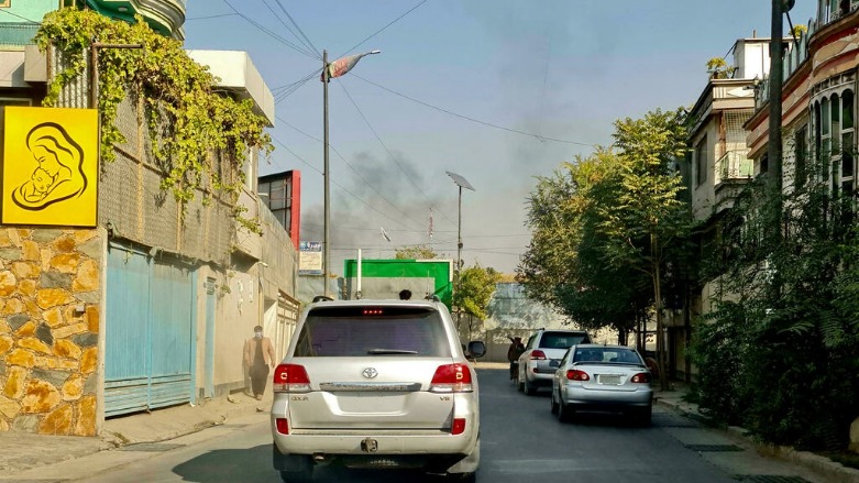 سيارات على طريق تبدو منه سحب الدخان من جراء الانفجار في كابول في 2 تشرين الثاني/نوفمبر 2021 - الصورة لفرانس 24
