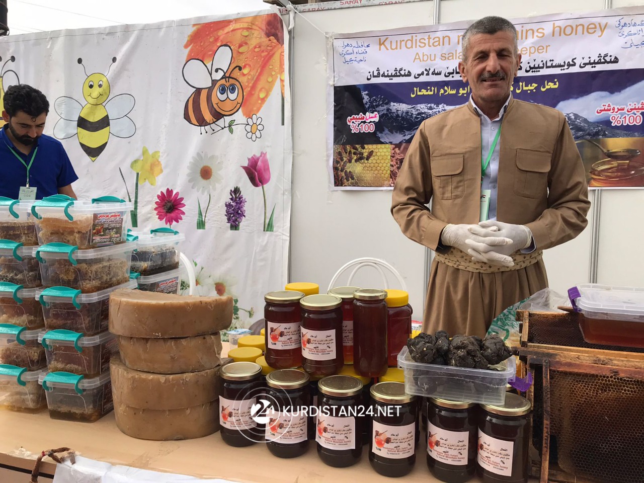 A Kurdish farmer displays locally produced honey at the agricultural fair, Nov. 3, 2021. (Photo: Hero Mawludi/Kurdistan24) 
