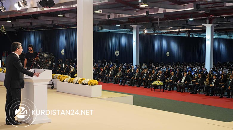 مه‌سرور بارزانی، سه‌رۆكی حكومه‌تی هه‌رێمی كوردستان له‌ كاتی پێشكه‌شكردنی وتارێكدا له‌ زانكۆی كوردستان - هه‌ولێر (3ی تشرینی دووه‌م/ نۆڤه‌مبه‌ری 2021)