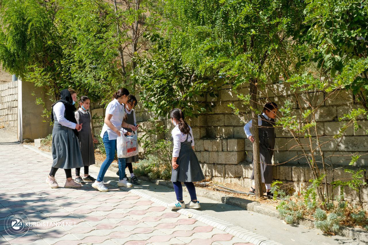 Pupils pick up litter at the yard of their school in Rawanduz sub district of Erbil. (Photo: Kurdish Enlightened Women)