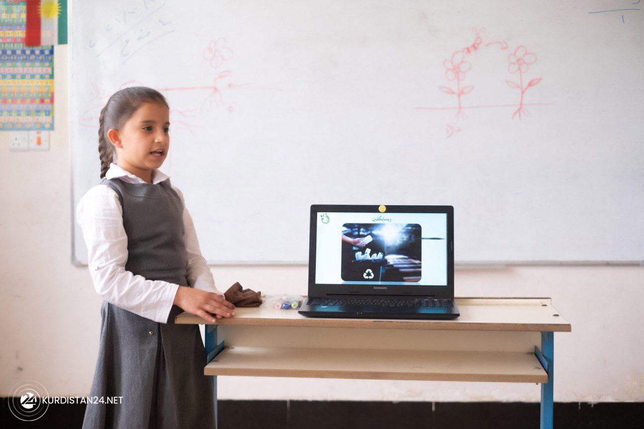 A pupil stands to make a presentation on environment. (Photo: Kurdish Enlightened Women)
