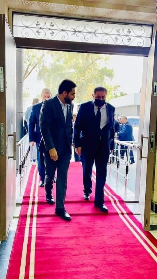 هۆشیار زێباری، سه‌رۆكی شاندی پارتی بۆ به‌غدا له‌ كاتی سه‌ردانی شانده‌كه‌ی بۆ لای ره‌وتی سه‌در
