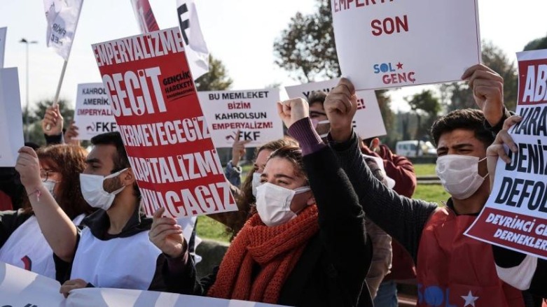 Protesters shout slogans where the USS Mount Whitney, flagship of the US Navy’s Sixth Fleet, is docked in Istanbul, Nov. 3, 2021. (Photo: Reuters)