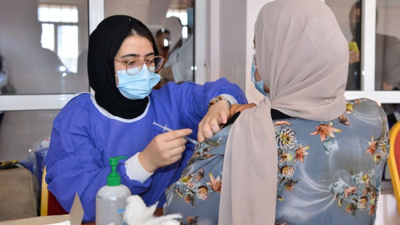 A student at Erbil’s Salahuddin University is vaccinated by one of the new mobile health teams recently deployed in the Kurdistan Region, Nov. 6, 2021. (Photo: Rebaz Syan/Kurdistan 24)