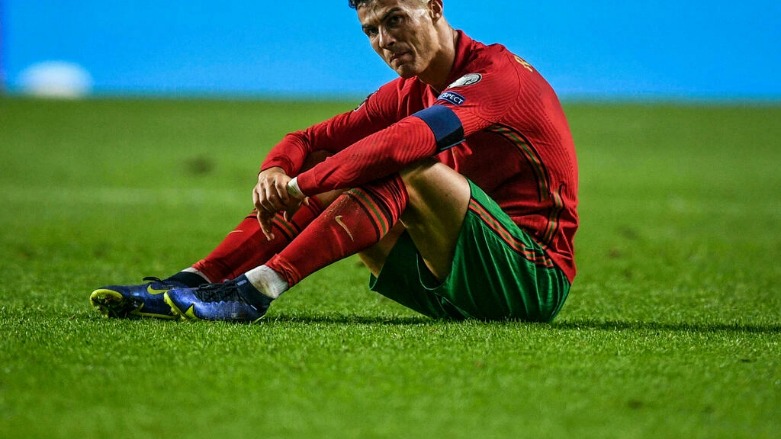 البرتغالي كريستيانو رونالدو بعد فشل بلاده في التأهل المباشر الى نهائيات كأس العالم 2022 في قطر - الصورة لفرانس 24