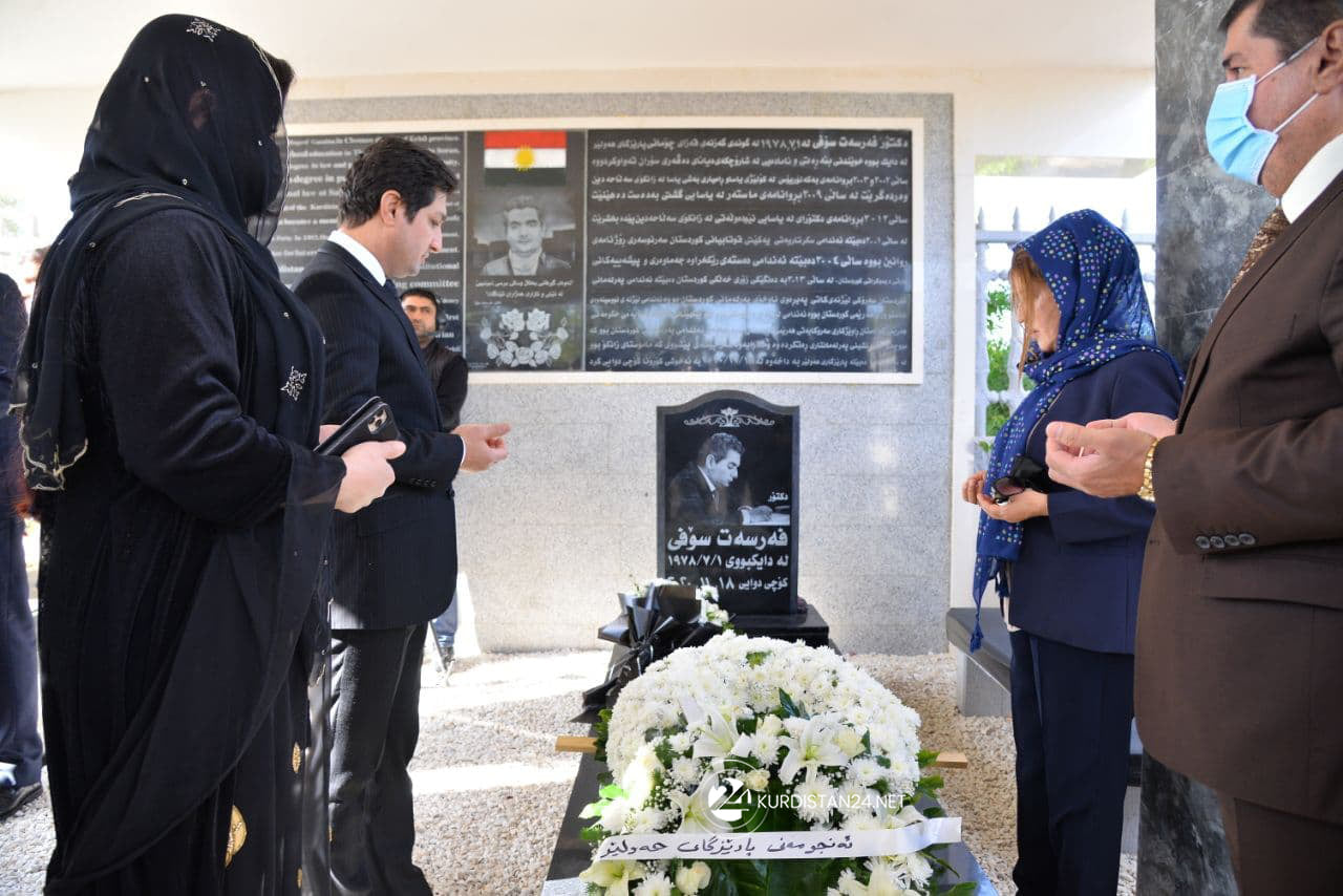 Public officials, family members and friends of Firsat Sofi gather at the burial site of the former governor in Erbil, Nov. 18, 2021. (Photo: Rebaz Siyan/Kurdistan24)