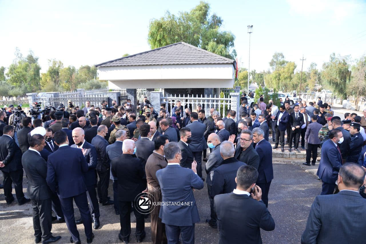 Public officials, family members and friends of Firsat Sofi gather at the burial site of the former governor in Erbil, Nov. 18, 2021. (Photo: Rebaz Siyan/Kurdistan24)
