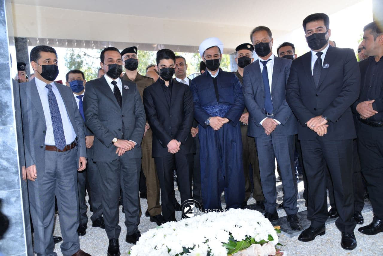 Public officials, family members and friends of Firsat Sofi gather at the burial site of the former governor in Erbil, Nov. 18, 2021. (Photo: Rebaz Siyan/Kurdistan24)