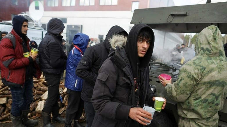 تجمع المهاجرين خارج مركز النقل والخدمات اللوجستية على الحدود البيلاروسية البولندية في منطقة غرودنو. بيلاروسيا في 20 نوفمبر/تشرين الثاني 2021. © رويترز