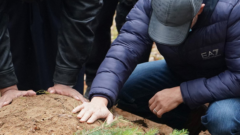 حضر مراسم الدفن شقيق الشاب اليمني - صورة: فرانس برس