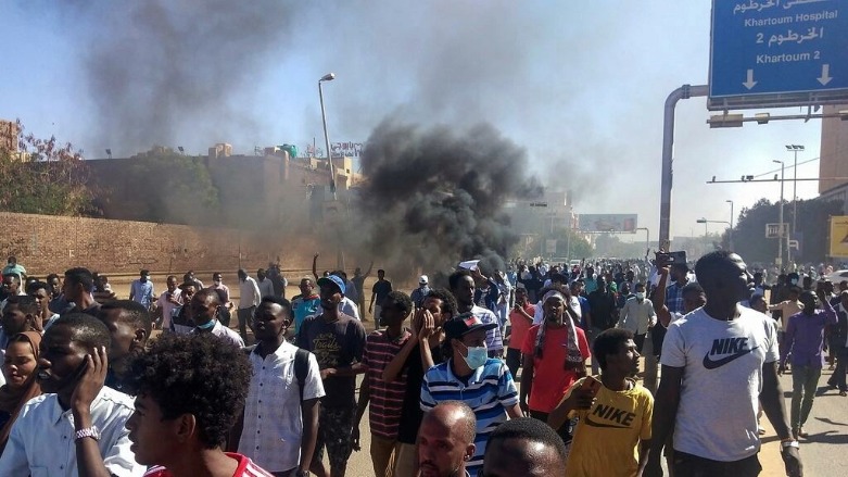 متظاهرون سودانيون يحرقون الإطارات أثناء تجمعهم في أحد شوارع العاصمة الخرطوم في 21 نوفمبر/تشرين الثاني 2021- الصورة لفرانس 24