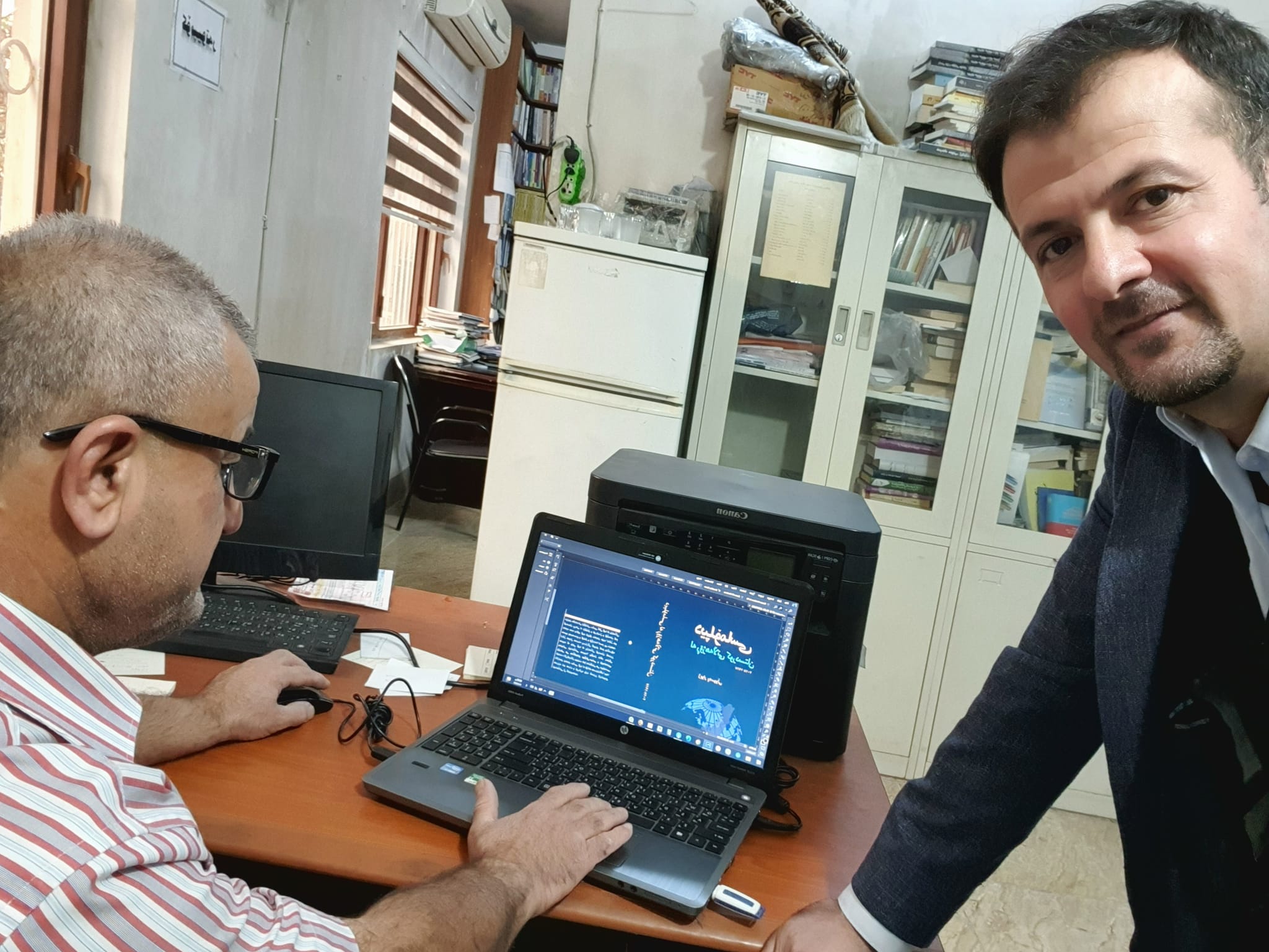 نووسه&zwnj;ر و دیزاینه&zwnj;ری كتێبه&zwnj;كه&zwnj; له&zwnj; كاتی كاركردندا