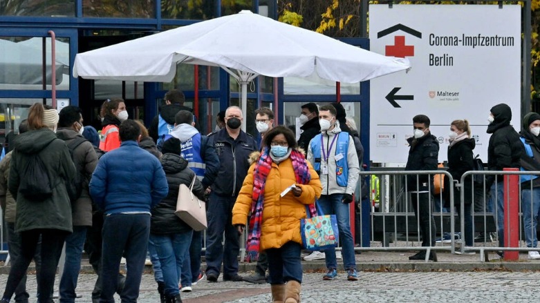 طابور من الناس ينتظرون التطعيم ضد فيروس كورونا في 24 نوفمبر 2021 في برلين - الصورة لفرانس 24