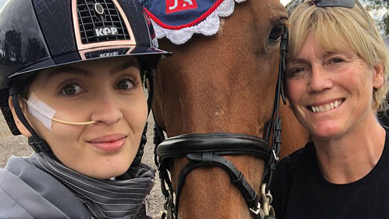 ئێڤی تومبیسی له&zwnj;كاتی یاری ئه&zwnj;سپ سواری