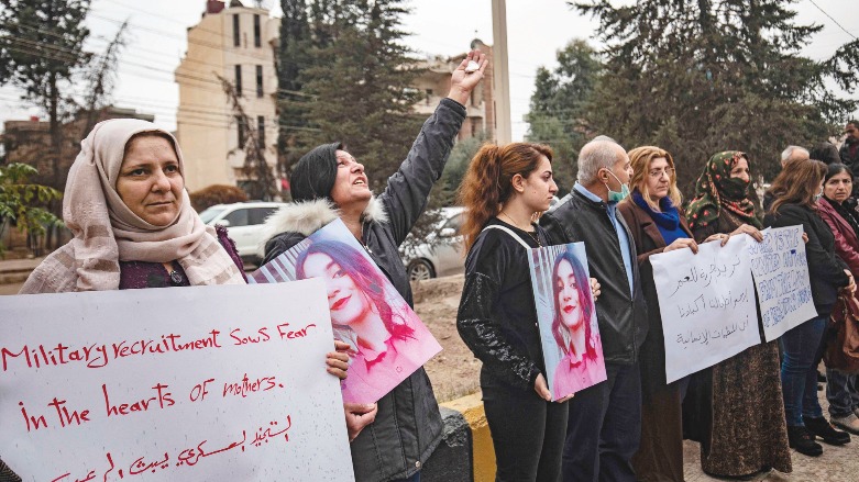 اسر كوردية تنظم احتجاجا ضد تجنيد بناتهم صغيرات السن
