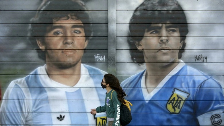 ملصق لصورة النجم الارجنتيني دييغو مارادونا على احد الجدران في شوارع بوينس ايرس. 22 حزيران/يونيو 2021 © الصورة لفرانس 24