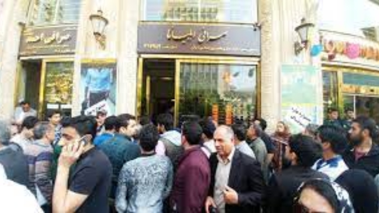 هجوم مردم تهران به صرافی‌ها برای خرید ارز