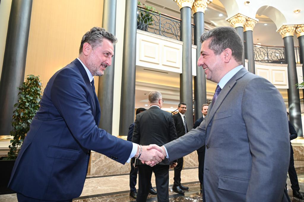 Kurdistan Region Prime Minister Masrour Barzani (right) shaking hands with Italian Consul General to Erbil Michele Camerota in Erbil, Nov. 2, 2022. (Photo: KRG)
