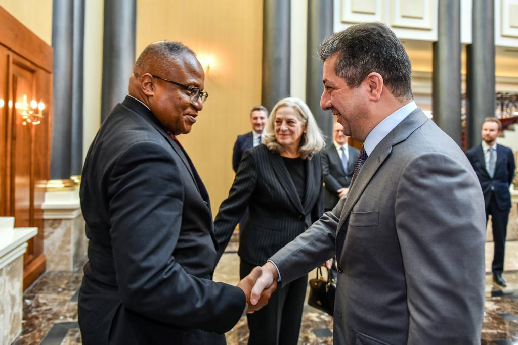 Kurdistan Region Prime Minister Masrour Barzani (right) shaking hands with US Consul General to Erbil Irvin Hicks Jr. in Erbil, Nov. 2, 2022. (Photo: KRG)
