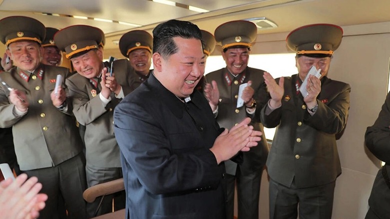 الزعيم الكوري الشمالي كيم جونغ أون يشاهد اختبارات لسلاح تكتيكي موجه في كوريا الشمالية في 17 نيسان، أبريل 2022. © أ ف ب