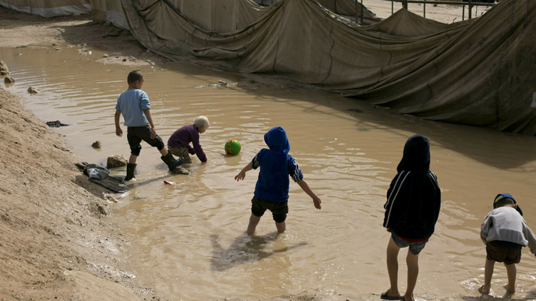 کودکان اردوگاه الهول در حال بازی در آب گل آلود _ عکس؛ آسیوشیتد پرس