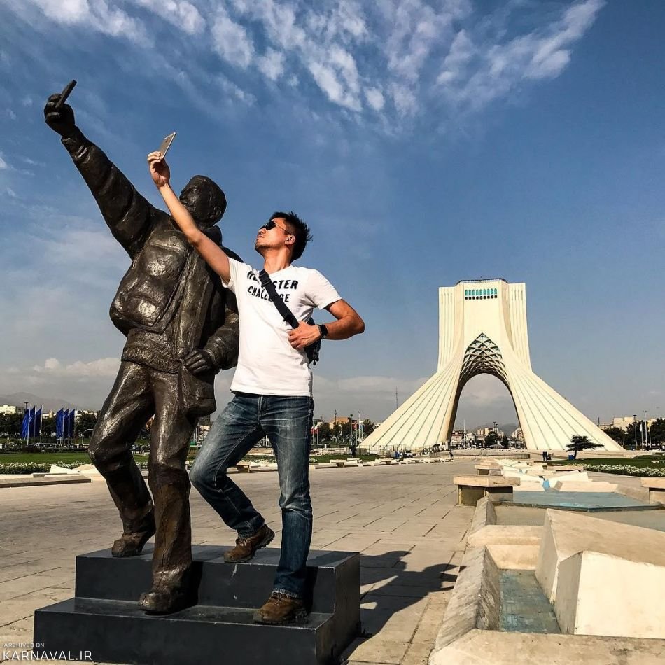 گردشگر خارجی در میدان آزادی تهران