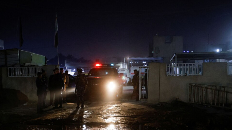 قوات أمنية تقف حراسة خارج المستشفى الذي ارسل إليه جثمان المواطن الأمريكي (أحمد سعد/ رويترز)