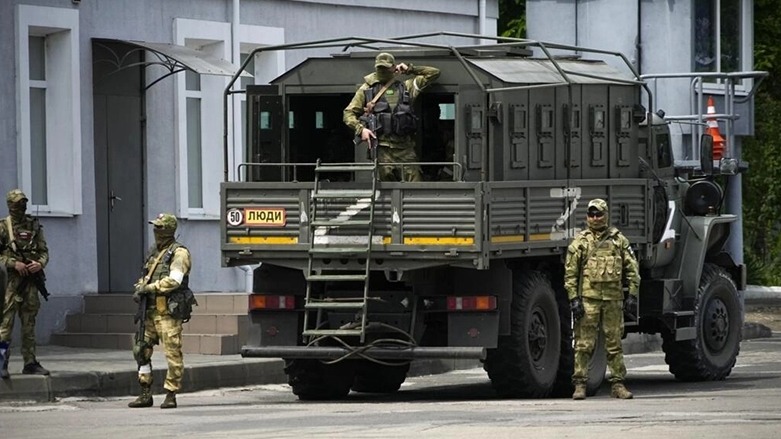 جنود روس في مدينة خيرسون الأوكرانية في 20 مايو/ أيار 2022 © أسوشيتد برس