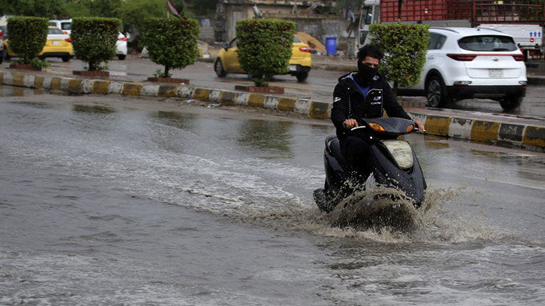 Bağdat'ta yollar su altında kaldı (Foto: AFP)