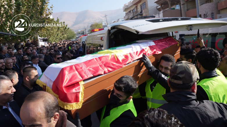Health workers are carrying a corpse of one of the victims of the gas leak explosion in Sulaimani, Nov. 19, 2022. (Photo: Karwan Yara/Kurdistan 24)