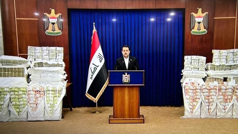 محمد شیاع السودانی، نخست وزیر عراق، پول‌هایی را که سرقت شده بود به نمایش گذاشت