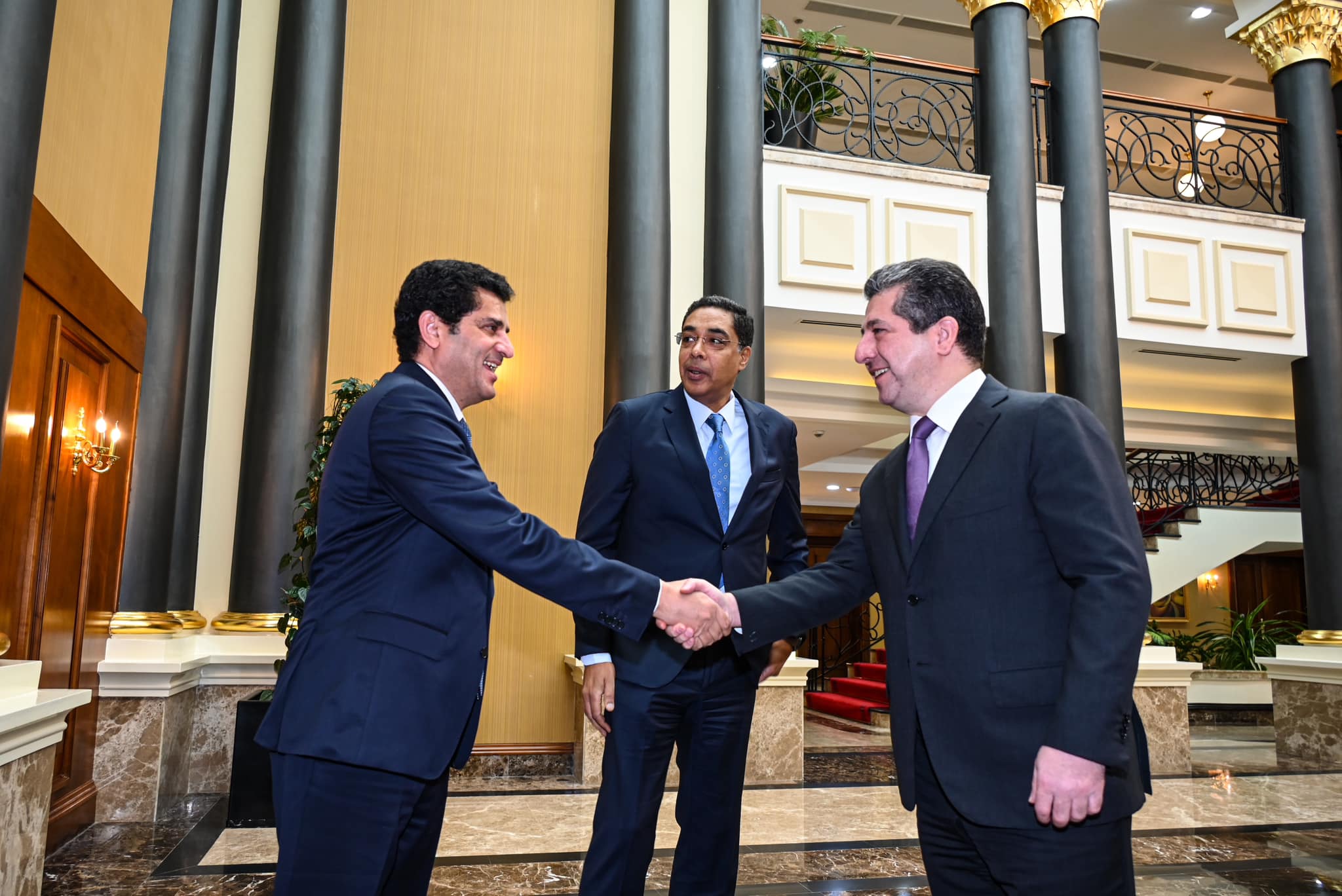 Kurdistan Region Prime Minister Masrour Barzani (right) shaking hands with Kuwaiti Consul General Othoman Dawoud, Nov. 30, 2022. (Photo: KRG)