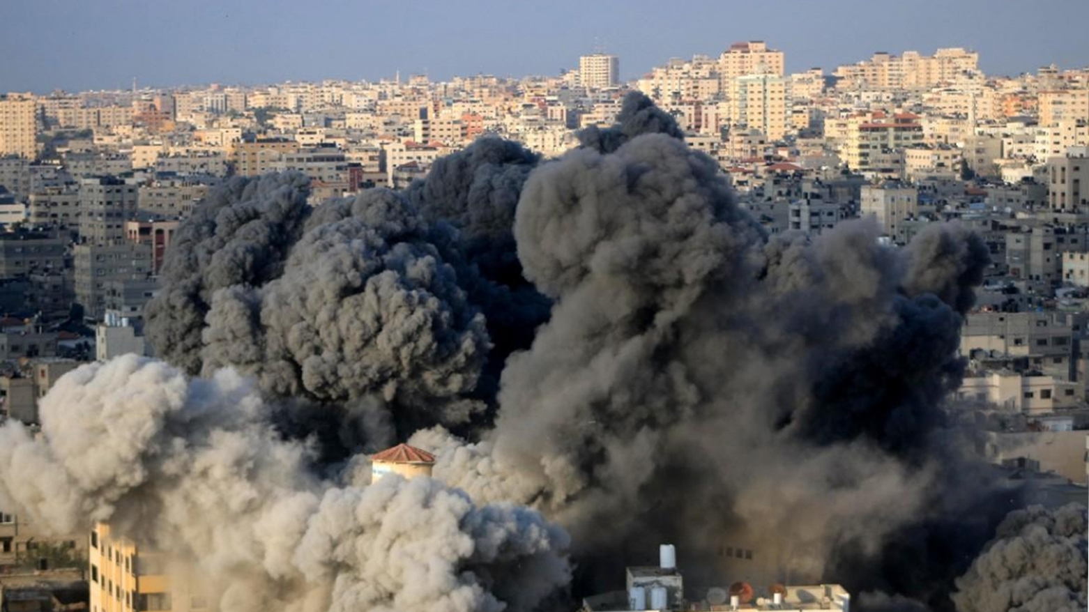من آثار القصف على غزة (رويترز)