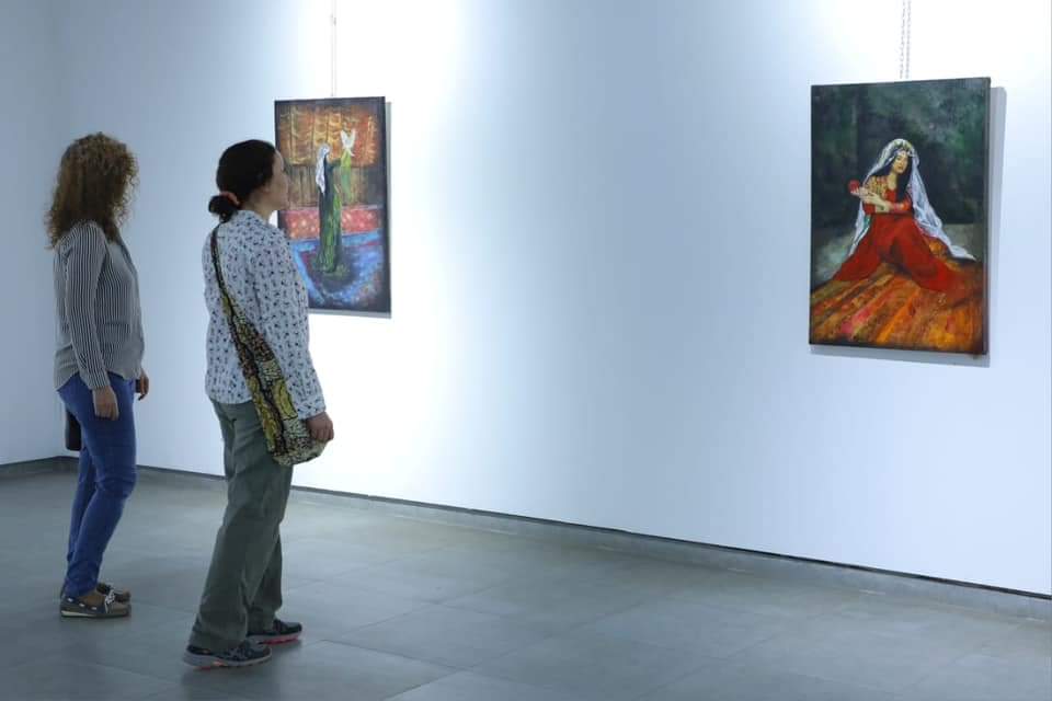 Attendees view Yazdanifar's artwork, Nov. 6, 2023. (Photo: Erbil Governorate/ Facebook)