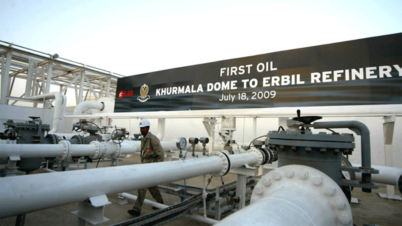 An engineer walks in the grounds of the Khurmala oilfield, 10Km south of Erbil, the capital of Kurdistan Region, July 18, 2009. (Photo: Safin Hamed/AFP)