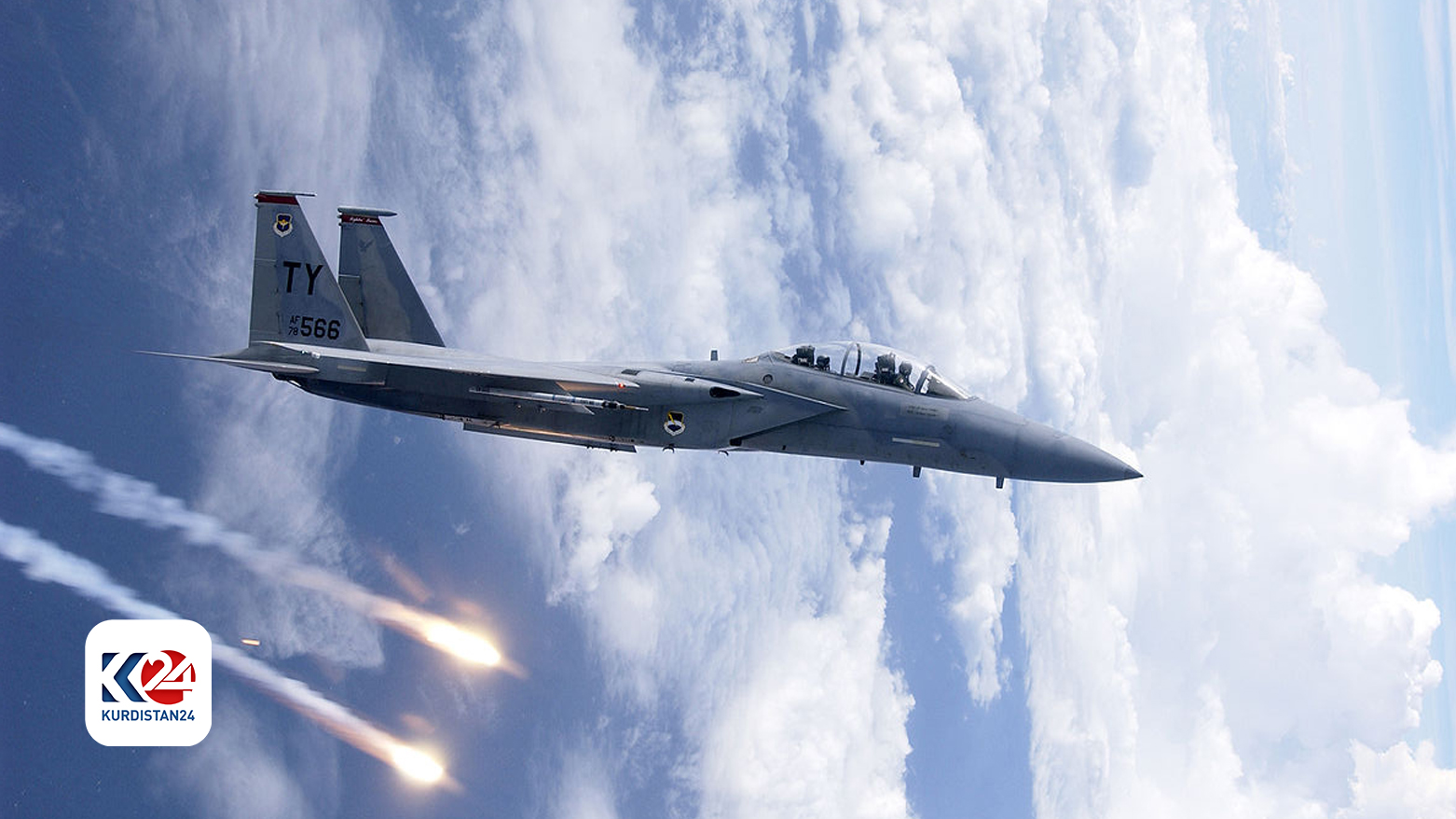 جنگنده اف١٥ آمریکایی در حال پرتاب شراره فلیر