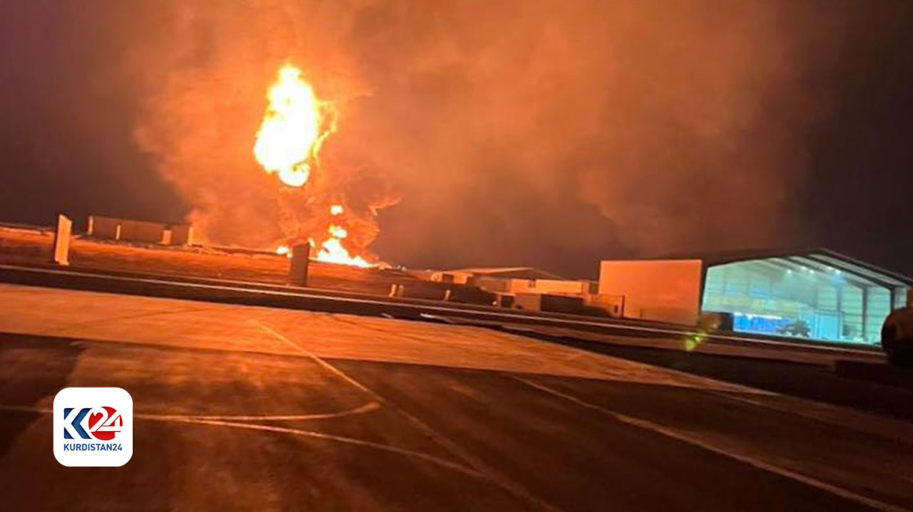 انبار سوخت فرودگاه نظامی هریر که در اثر حمله پهپادی آتش گرفت